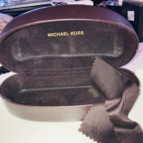 Women’s Oversized Michael Kors Aviator Sunglasses - Picture 6 of 7